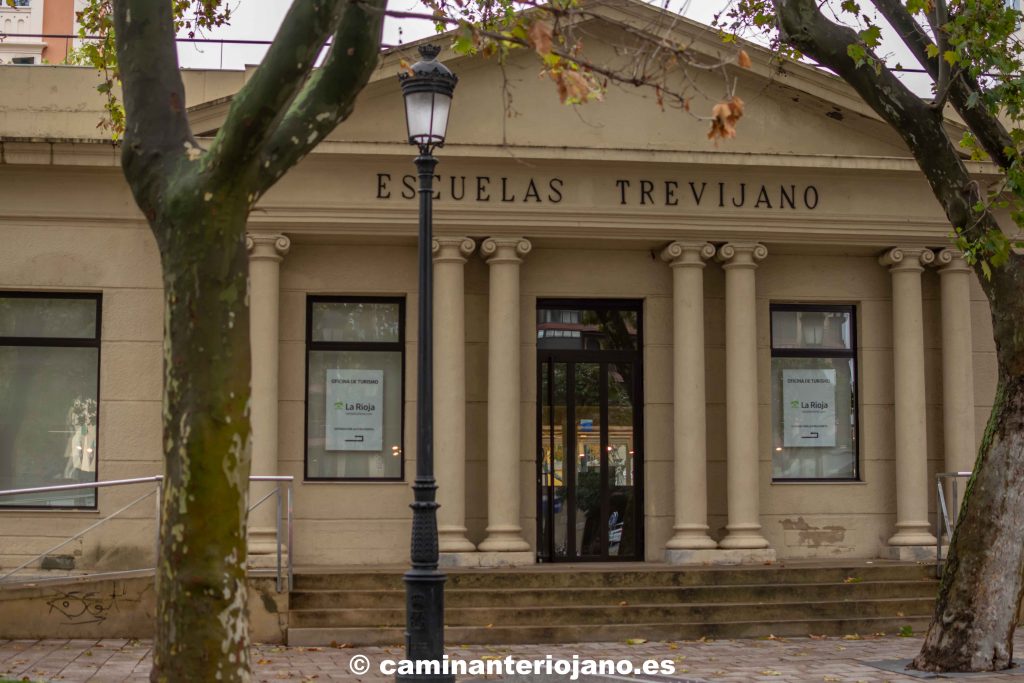 Foto de las escuelas Daniel Trevijano, actualmente ocupada por la oficina de turismo.