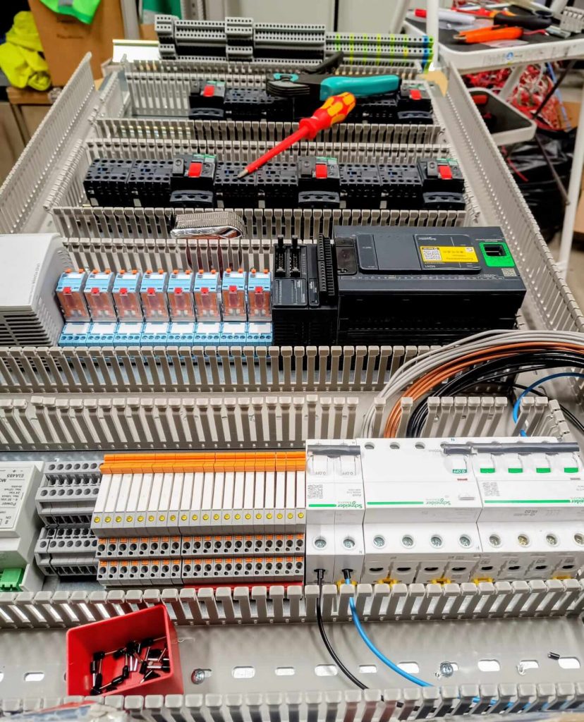 Cuadro eléctrico industrial con PLC Schneider Electric Modicon, guardamotores, contactores, relés...